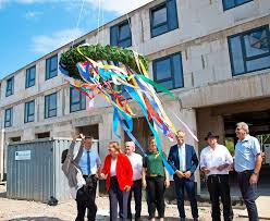 Guests can take advantage of a fitness center and a business center at page holiday inn express hotels. Richtfest Am Neubau Des 3 Sterne Holiday Inn Express Hotels In Merzig Ifa Immobilien