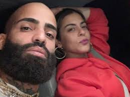 Foto de la detención de la esposa de Arcángel por conducir ebria