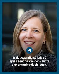 I løpet av november fyller Anette Veronica Rasmussen ikke bare hele huset  med julepynt, hun bytter ut alle gardiner, tepper, puter, bilder på  veggene, pynt i vinduskarmer og skap. -->