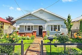 Mclaren f1 takımı'nın internet sitesinde yer alan açıklamada, suudi arabistan doğumlu. Geelong Tops The List Of Regional Housing Markets With 99 Per Cent Selling At A Profit Daily Mail Online
