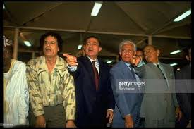 Con 83 años, el que fuera l'ancien président de la république chadli bendjedid n'a jamais appelé khaled nezzar par son nom. Libyan Ldr Gaddafy Showing Off Man Made River Project To Chadli Man Libyan Muammar Gaddafi