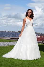 Die qualität des stoffes, die aufwendigkeit der fertigung, der fertigungsstandort und. Shop Amelie Gmbh Brautmoden