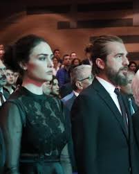 39 yaşında olan sevilen oyuncu neslişah alkoçlar ile 2014 yılında evlendi. Asaletleri Takip Etmeyi Unutmayin Dirilisdizisi Esra Bilgic Beautiful Girl Face Best Profile Pictures