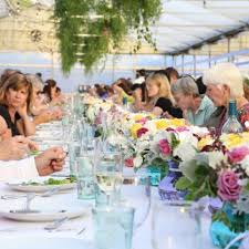 I would feel too overwhelmed receiving a tulip bulb or something that looks like a green thumb is required to keep it alive (also a skill i don't possess). Garden Party 4 Ways To Add Fresh Flowers To Your Dinner Table Sunset Magazine
