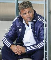 Petrescu is best known for playing in the 1989 european cup final for steaua bucurești and claiming the uefa cup winners' cup in 1998 with english side chelsea. Dan Petrescu Wikidata