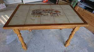 Dépoussiérez votre meuble à l'aide d'une éponge humide. Avant Apres Table De Cuisine Transformer En Table De Salon Chez Mymy 79