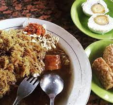 Saksang, bersama dengan panggang, arsik dan daun ubi tumbuk, adalah hidangan yang populer dalam khazanah masakan batak, dan lazim disajikan di lapo, yaitu kedai makan dan minum tradisional batak. Gambar Nasi Rawon Minum Es Campur Gambar Nasi Rawon Minum Es Campur Rawon Pak Pangat Tergantung Dari Warung Atau Rumah Makan Yang Cristiana Sotton