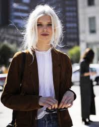 Cheveux peignés en arrière pour apporter du volume. Cheveux Blancs 25 Jolies Facons De Porter Les Cheveux Blancs Elle