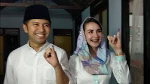 Pada 13 april 2014, keduanya dikaruniai seorang anak perempuan dan diberi nama lakeisha ariestia dardak. Penasaran Sosok Emil Dardak Nama Suami Arumi Bachsin Ini Ngetrend Di Google Tribunnews Com Mobile