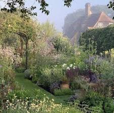 Pin By Alice Lovgren On Aesthetic In 2020 Cottage Garden Cottage Garden Design Evergreen Vines