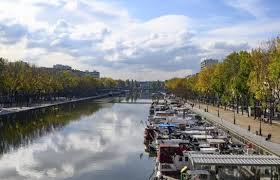 Serviced by a elevator, all rooms at this. Holiday Inn Express Paris Canal De La Villette Hotel De