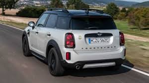 The centre console is fairly unique in being asymmetric while angled towards the driver, just as the standard. Mini Countryman Plug In Hybrid Suv 2020 Review Carbuyer