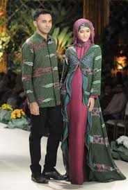 Tips memilih model gamis couple untuk lamaran. Tampil Serasi Bersama Pasangan Dengan Rekomendasi 7 Model Baju Gamis Couple Muslim