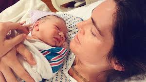 Nabelschnur um Hals! Hilary Rhoda über dramatische Geburt