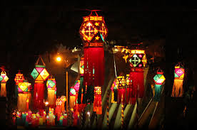 During this time, diyas (oil lamps), candles and lanterns are lighted up all around. Festivals That Light Up Our World