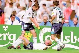 Con la afición celebrando aún que escocia desperdiciara la pena tras ese mismo tanto anotado, el centrocampista inglés decidió celebralo con lo que se conoce como la 'dentist chair' (silla del dentista en español). Paul Gascoigne Druck Gemalde Poster Foto England Euro 96 Zahnarzt Stuhl Kunst Ebay