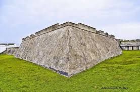 Sebelum masuk ke benteng, ada sebuah papan pengumuman yang cukup unik bagi pengunjung. Sejarah Benteng Marlborough Bengkulu Harga Tiket Masuk Peta Lokasi