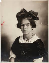 Unten findest du links zu bildergalerien, in denen du dir viele werke frida kahlos ansehen kannst. Datei Guillermo Kahlo Frida Kahlo June 15 1919 Google Art Project Jpg Wikipedia