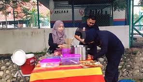 4.siti hajar tinggal di pangsapuri seksyen 7, shah alam dan jarak diantara gerai dan rumah sewanya hanyalah 20 meter. Gerai Nasi Lemak Anak Dara Viral Bulan Lepas Bulan Ini Kena Saman The Reporter