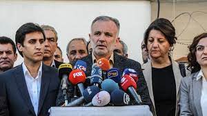 Kobani soruşturması kapsamında tutuklanan kars belediye başkanı ayhan bilgen'in yeni parti kuracağı gündeme getirilmişti. Hdp Den Yeni Parti Sinyali Veren Ayhan Bilgen E Yanit Temennimiz Fikirlerinin Iktidara Payanda Olmamasi Bbc News Turkce