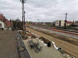 A tervek szerint októberben megkezdik a kisvárdai vasútállomás és környezete teljes már több állomás elkészült, és a korszerűsítések kisvárda mellett máshol, például a balaton térségében. Galeria Kisvarda Allomas Utazasi Szinvonal Javitasa Homlok Zrt