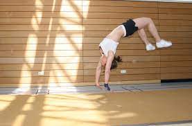 Ein foxtrott aus den vierziger jahren vom bogengang zum flick flack (back handspring) tutorial: Marijana Beim Flick Flack Foto Bild Sport Cheerleading Motive Bilder Auf Fotocommunity