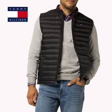 D'un style équestre et sportif, le gilet sans manches matelassé, qu'on appelle aussi doudoune sans manches sera un allié de taille, pratique pour superposer les vêtements sans trop coincer au niveau des bras. Gilet Matelasse Sans Manche Tommy Hilfiger Pour Homme