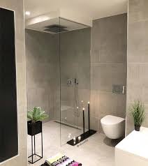 2 schlafzimmer, 2 bäder, 6 personen. Modernes Minimalistisches Badezimmer Mit Begehbarer Dusche Salle De Bain Design Salle De Bain Minimaliste Idee Salle De Bain
