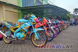 Modifikasi simple ini hanya menghabiskan dana sekitar 1,5jt untuk velg, ban, stang ninja serta tromol. Komunitas Vixion Modifikasi V Mom Malang Tetap Solid Sepanjang Masa Apa Rahasianya Otoinfo Id