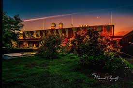 Ist Das Nicht Traumhaft So Grun Mitten In Munchen Bei Der Besichtigung Einer Absoluten Traumwohnung Mitten In Der Munchner Inne In 2020 House Styles Mansions Property