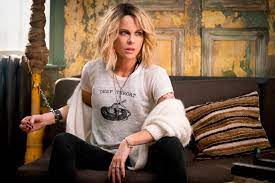 It was targeted towards students and young professionals, stressing its use as a stimulant in a similar manner as energy drinks.its slogan reads all the sugar, twice the caffeine! Jolt Review Kate Beckinsale Has Plenty Of Fun In A Reverse Crank