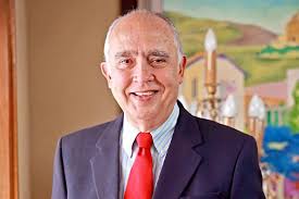 Escribe 'Por debajo de la mesa'