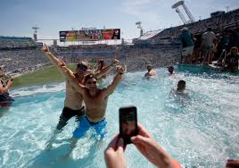 Jacksonville fans do have a swimming pool and the weather in december and january isn't wretched like it is up north. Jacksonville Jaguars Everbank Field Has Swimming Pool Where Nfl Fans Pay Thousands For All You Can Eat And Drink While Watching The Action
