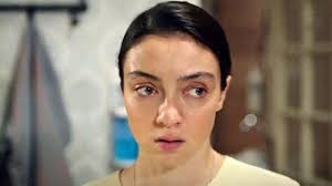 Rol aldığı dizi film ve tiyatrolarla tanınmaktadır. Trt1 De Yayinlanan Masumlar Apartmani Dizisinde Gulben I Canlandiran Merve Dizdar In Makyajli Hali Begeni Topladi