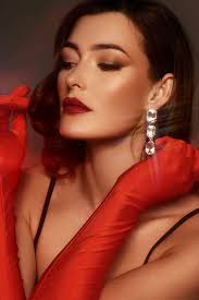 Hiya. I am a 22 year old agency signed model looking for freelance work,  preferably paid. Previous experience with catwalk & more. Also  collaboration with brands & businesses for work. I will