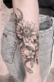 Celebrez La Beaute De La Nature Avec Ces Tatouages Inspirational Tournesol Sunflower Tattoos Snake Tattoo Design Tattoos