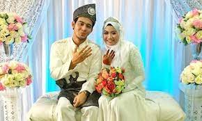 Pernah di caci oleh ramai peminat menerusi laman instagram milik hafidz roshdi, akibat dari perkahwinan yang dikatakan tidak sepadan. Hafiz Roshdi Maafkan Netizen Hina Wajah Isterinya Hiburan Mstar