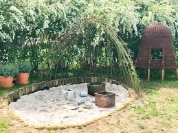Ground Level Nature Sandpit Made Of Palisades Build With Willow Roof Sandkasten Garten Gartenhaus Bauen Naturspielplatz