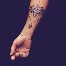Vous allez tout comprendresignification du tatouage mandalaquel emplacement pour tatouage avant bras femme. Great Tattoo I Would Love To Have The Same Tatouage Poignet Tatouage Manchette Tatouage