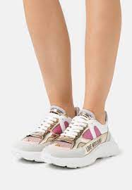 What's different for sneakers is that the colorway is often at least as important as the actual model of the sneaker. Love Moschino Sneaker Low Fantasy Color Weiss Zalando De