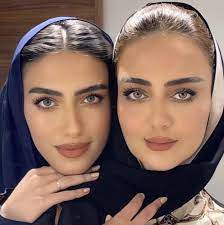 وقد تداول المغردون عبر تويتر صوراً لخبيرة التجميل يارا النملة والدتها المهندسة أماني العايد البالغة من العمر 42 عاماً. ÙŠØ§Ø±Ø§ Ø§Ù„Ù†Ù…Ù„Ø© ÙˆÙˆØ§Ù„Ø¯ØªÙ‡Ø§ Ø£Ù…Ø§Ù†ÙŠ Ø§Ù„Ø¹Ø§ÙŠØ¯ ØªØ®Ø·ÙØ§Ù† Ø§Ù„Ø£Ù†Ø¸Ø§Ø± ÙÙŠ ÙØ¹Ø§Ù„ÙŠØ§Øª ÙƒØ£Ø³ Ø§Ù„Ø³Ø¹ÙˆØ¯ÙŠØ© Ù„Ø³Ø¨Ø§Ù‚ Ø§Ù„Ø®ÙŠÙ„ Ø¨Ø§Ù„ØµÙˆØ±