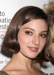 The look will widen your smile and can soften the. Short Hair For Round Faces 2014 2015