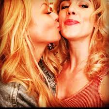 ❤️ my girl Emily Bett Rickards 👯 Best TV daughter anyone could wish for  💕💗 #arrow #mamasmoak #smoakgirlpower