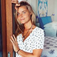 Kelly bailey, a menina bonita da tvi e a grande aposta da estação, tem dado que falar nos últimos tempos, mas não pelos melhores motivos. Kelly Bailey Muda De Visual Para Interpretar A Primeira Vila Holofote