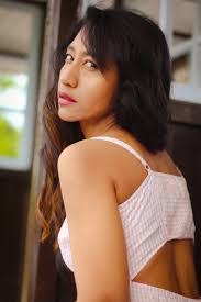 Candice Hutton's Instagram, Twitter & Facebook