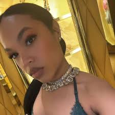 Reminds me of the episode of Atlanta when Vanessa was rolling around  beating ppl with that baguette 😂