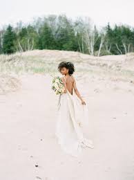 Des milliers de nouvelles images de grande qualité ajoutées chaque jour. 33 Beach Wedding Dresses Real Brides Wore That We Love Martha Stewart