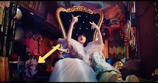 Hay elementos neogóticos, neo romanos y ambientes de inspiración prerrafaelita en un discurso casi fundamentalista. El Mv De Blackpink How You Like That Se Encuentra En Llamas Por Utilizar La Imagen Del Dios Hindu Ganesha