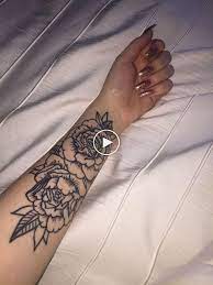 Zehn Top Risiken Der Teilnahme An Blumen Tattoos Am Unterarm Tatuajes Femeninos Tatuajes Femeninos Brazo Tatuajes Delicados Femeninos