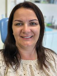 Prije i poslije , metalkeramika , pacijentica slikana odmah poslije  cementiranja .Tu sreću u ocima pacijenta Vam ne možemo slikama prenijeti  .😁🦷